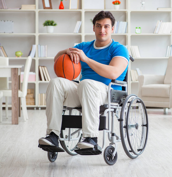Tekerlekli sandalyede yaralanan genç basketbolcu - Fotoğraf, Görsel
