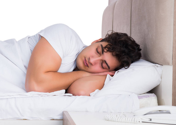 Álmatlanságban szenvedő férfi az ágyban - Fotó, kép