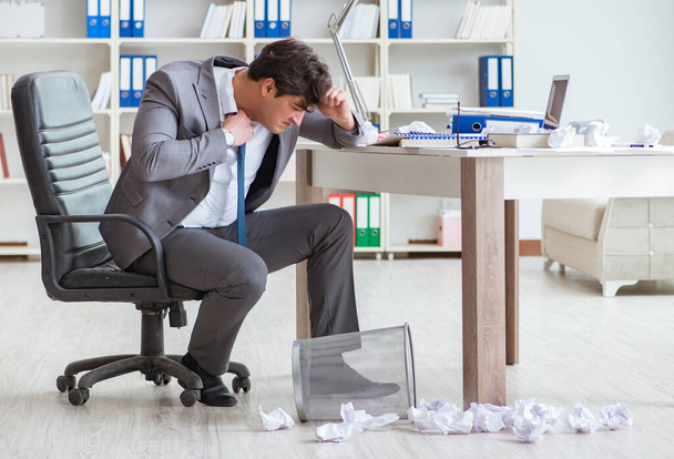 Boze zakenman geschokt werken op kantoor ontslagen - Foto, afbeelding