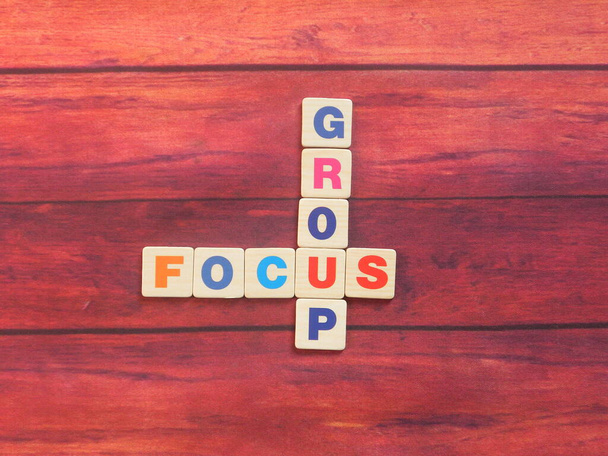 Word Focus Group rendezett fa háttér - Fotó, kép