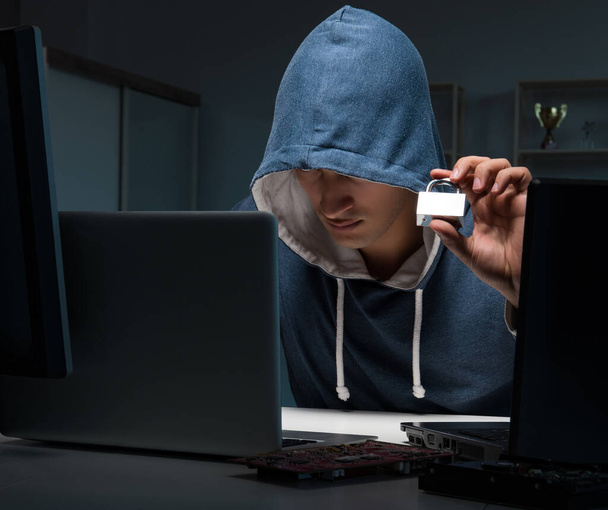 Hacker hacken nachts Computer - Foto, Bild