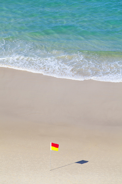 Bandera en la playa
 - Foto, imagen