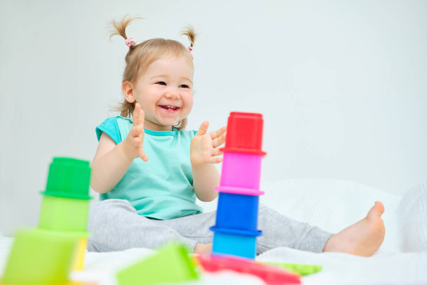 Feliz niño aplaude sus manos jugando con juguetes - Foto, Imagen