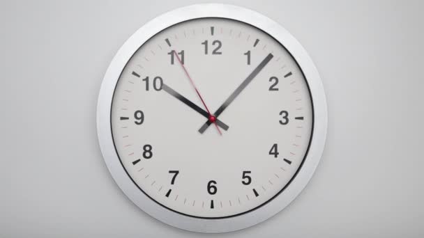 グレーの時計は白の背景に隔離されたショータイム10.12時または午後、時計レッド秒針分ゆっくりと、時間の概念を歩く. - 映像、動画