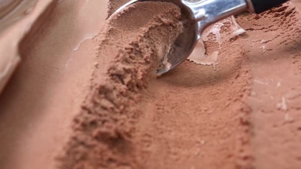 Closeup scooping Παγωτό αρωματισμένο Σοκολάτα από δοχείο με κουτάλι, Κενό για το σχεδιασμό. - Πλάνα, βίντεο