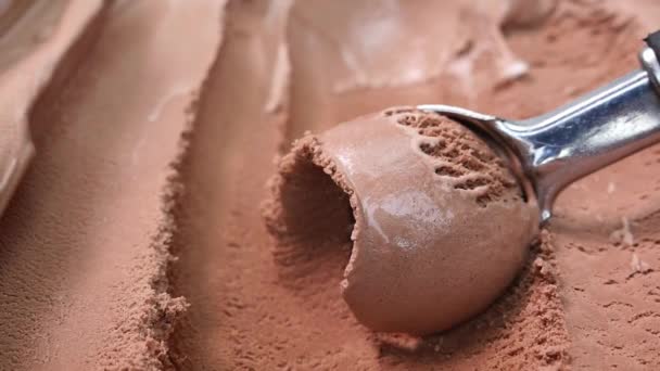 Primer plano sacar con pala helado con sabor Chocolate fuera del recipiente con una cuchara, en blanco para el diseño Concepto de alimentos. - Imágenes, Vídeo