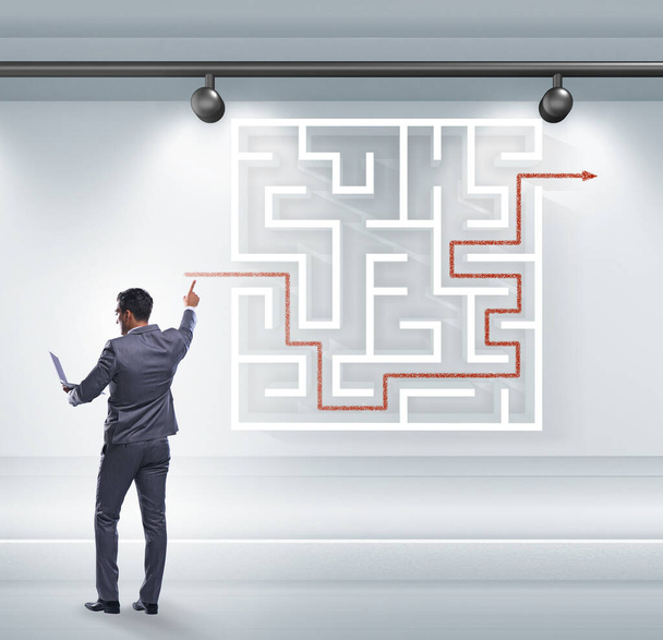 Empresário está procurando maneiras de escapar do labirinto - Foto, Imagem