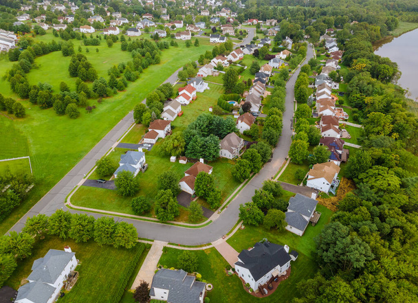 Широкая панорама, вид с воздуха с высокими зданиями, в красивых жилых кварталах и зеленых улицах Нью-Джерси США - Фото, изображение