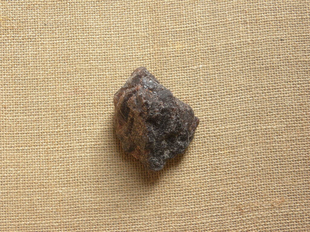 Черного цвета Гималайская каменная соль или Кала Намак - Фото, изображение