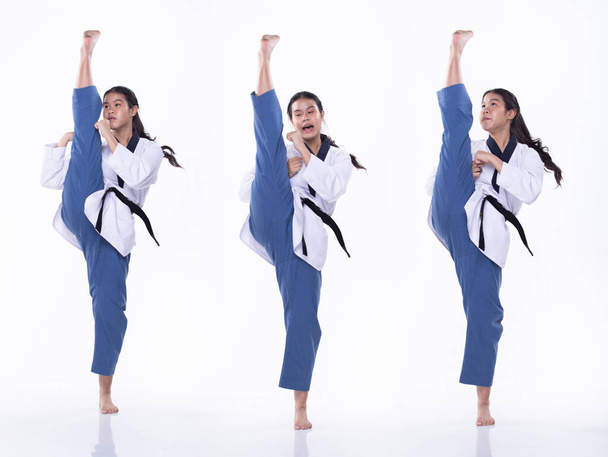 Maestro Cinturón Negro TaeKwonDo Karate atleta nacional joven adolescente espectáculo tradicional Lucha plantea alta patada redonda en el vestido deportivo, estudio de iluminación fondo blanco aislado, desenfoque movimiento en las manos pies - Foto, imagen