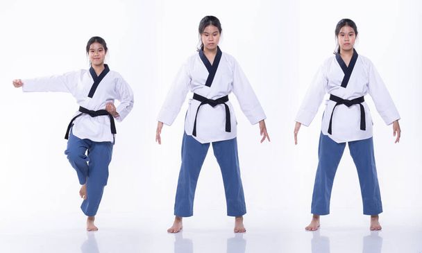 Master Black Belt TaeKwonDo Karate národní sportovec mladý teenager show tradiční boj představuje Poomse ve sportovních šatech, studio osvětlení bílé pozadí izolované, pohyb rozmazání na rukou nohou - Fotografie, Obrázek