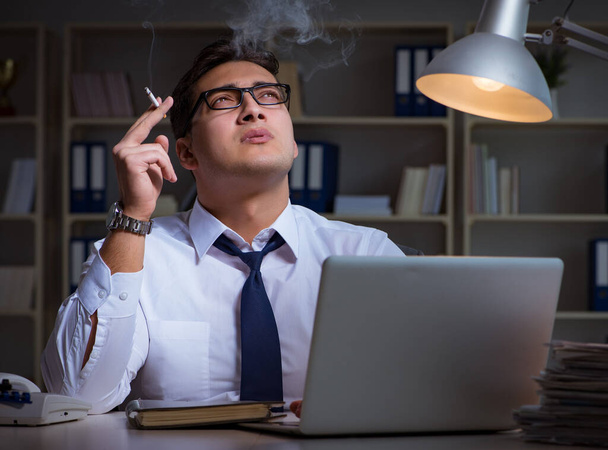Stresszhatás alatt álló üzletember dohányzás az irodában - Fotó, kép