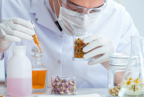 Químico misturando perfumes no laboratório - Foto, Imagem