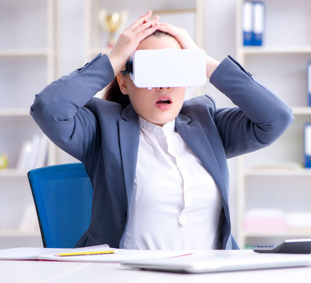 Imprenditrice con occhiali di realtà virtuale in ufficio - Foto, immagini