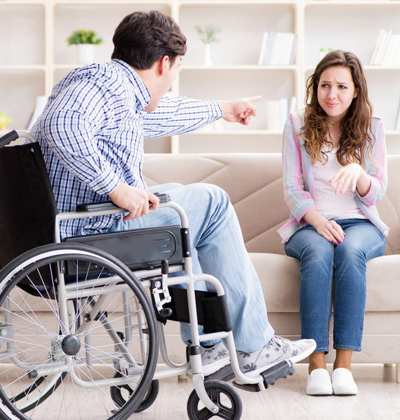 zoufalá osoba se zdravotním postižením na invalidním vozíku - Fotografie, Obrázek
