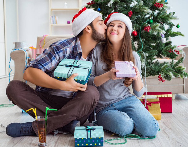 Namorada e namorado abrindo presentes de Natal - Foto, Imagem