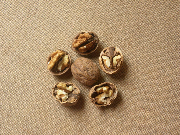 Kokonainen ja rikki ruskea väri raaka koko kuivattu saksanpähkinät - Valokuva, kuva