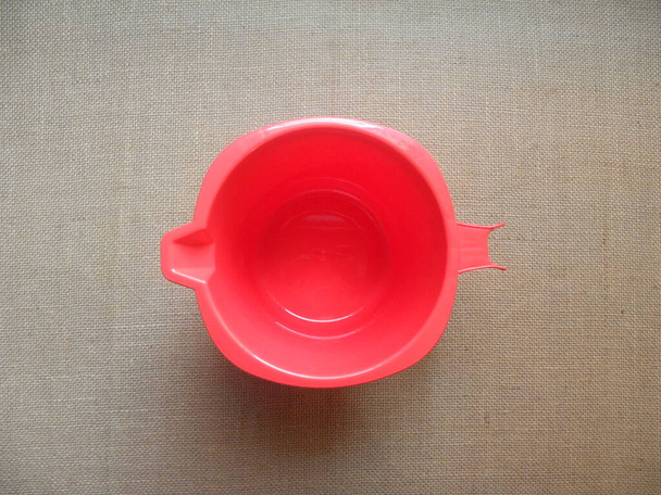 Caneca de plástico de cor vermelha isolada - Foto, Imagem