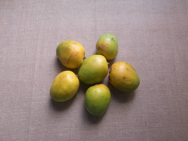 Keltainen väri kypsä koko Sindhura mangot - Valokuva, kuva