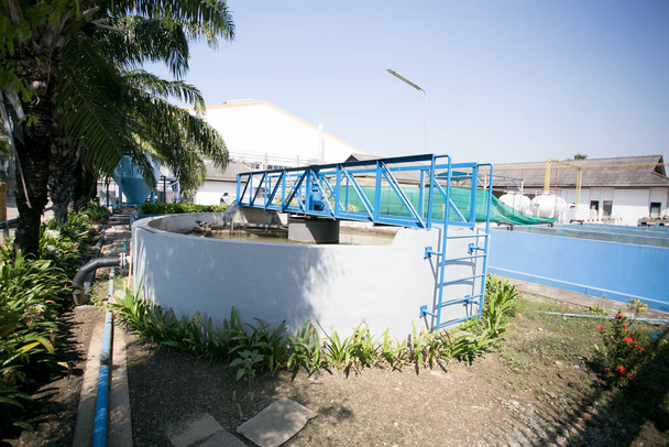 невелика система очищення стічних вод на заводі
 - Фото, зображення