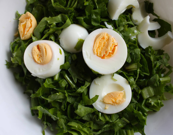 Eggs and spinach salad. Fresh healthy food.  - Foto, imagen