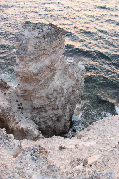 El bloque de piedra caliza en la costa occidental de la Crimea. Península de Tarkhankut. Mar Negro - Foto, Imagen