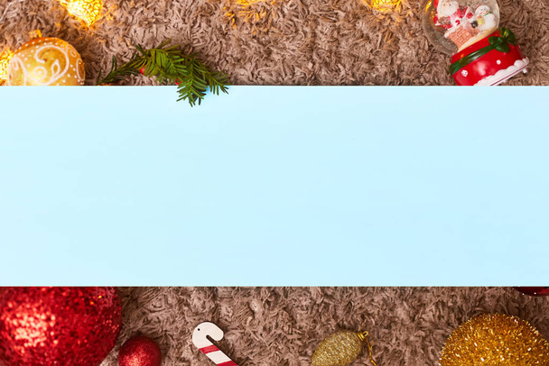 Boże Narodzenie ramka i zabawki z niebieskim liściem, bokeh, płaski, przestrzeń do kopiowania, baner, stopka, nagłówek - Zdjęcie, obraz