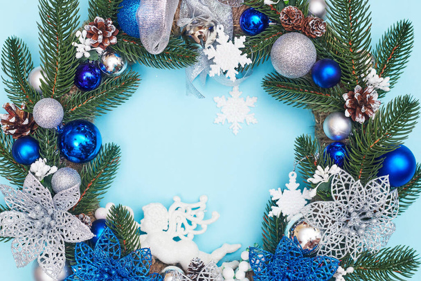 Χριστουγεννιάτικο στεφάνι σε μπλε φόντο, flatley, αντίγραφο χώρου - Φωτογραφία, εικόνα
