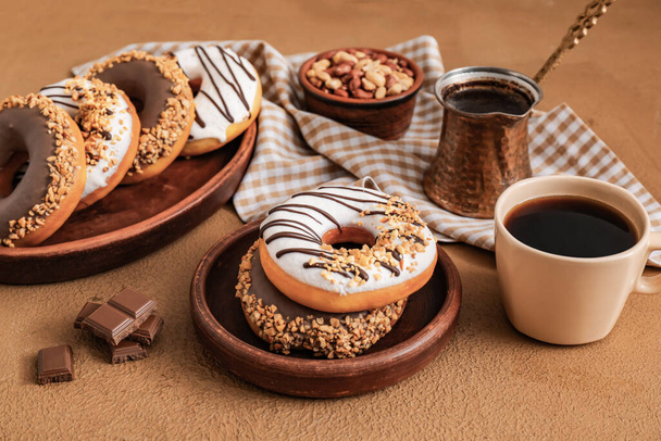 Samenstelling met lekkere donuts en koffie op tafel - Foto, afbeelding