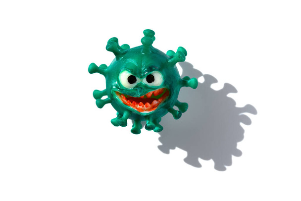 Coronavirus-Modell mit großem Mund und roten Zähnen mit Schatten auf weißem Hintergrund - Foto, Bild