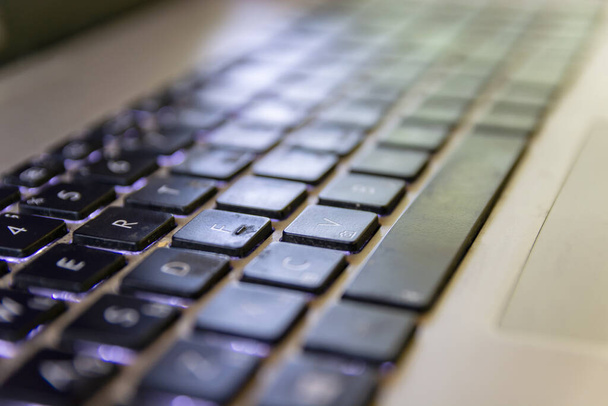Vista de detalle de cerca del teclado conectado a la computadora portátil. Trabajo remoto, negocio, concepto de oficina. - Foto, imagen