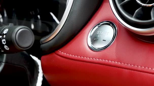 Avvicinamento del dito premendo il pulsante per avviare il motore di un'auto. - Filmati, video