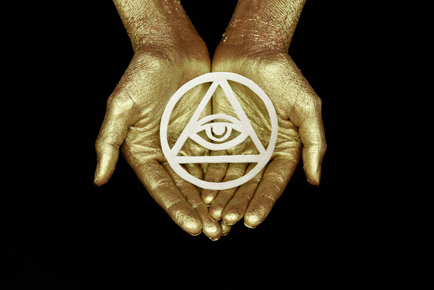 Nieuwe tijd moderne magie, occult symbool voor ritueel. Oog van de Voorzienigheid in gouden handen op zwarte achtergrond. Voor posters, spandoeken, wallpapers. - Foto, afbeelding