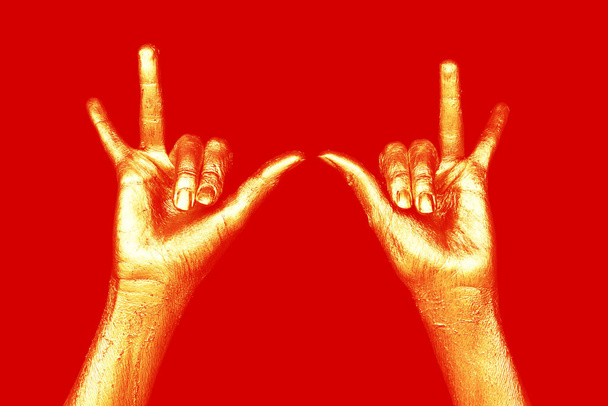 Mãos douradas no fundo vermelho - Foto, Imagem
