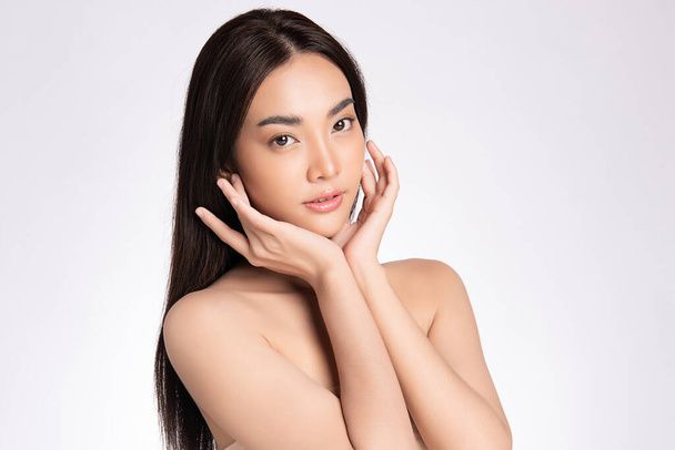 Schöne junge asiatische Frau mit sauberer frischer Haut, auf weißem Hintergrund, Gesichtspflege, Gesichtsbehandlung. Kosmetik, Schönheit und Wellness. Asiatisches Frauenporträt - Foto, Bild
