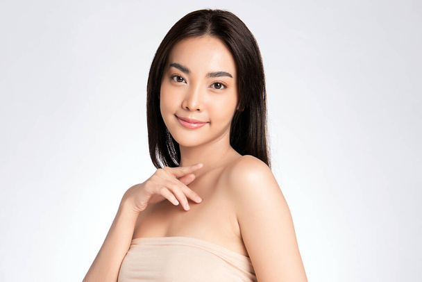 Kaunis nuori aasialainen nainen puhtaalla tuoreella iholla, valkoisella taustalla, kasvohoito, kasvohoito. Kosmetologia, kauneus ja kylpylä. Aasian naiset muotokuva - Valokuva, kuva