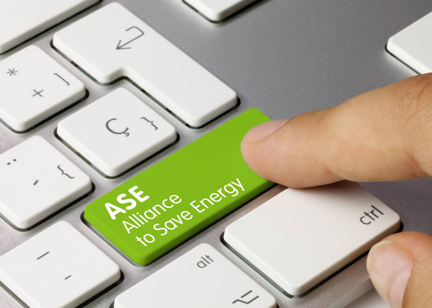 ASE省エネルギーアライアンスは、金属キーボードの緑のキーに書かれています。指押しキー. - 写真・画像