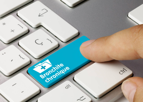 Бронхіт хронік Написаний на синьому ключі металевої клавіатури. Клавіша натискання пальця
. - Фото, зображення