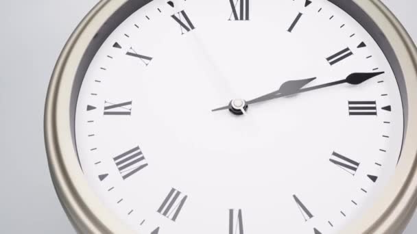 Класичний годинник Закриття Класичні римські цифри показують час 02.00 ранку або вечора. Прохід часу 60 хвилин. - Кадри, відео