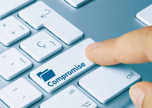 Compromis écrit sur Blue Key of Metallic Keyboard. Touche de pression des doigts. - Photo, image