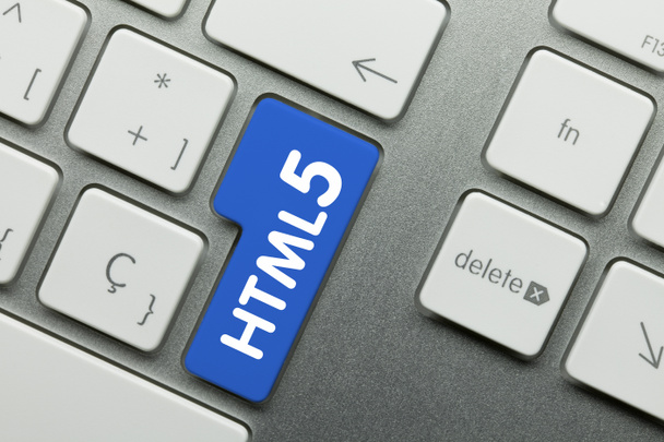 HTML5 Écrit sur Blue Key of Metallic Keyboard. Touche de pression des doigts. - Photo, image