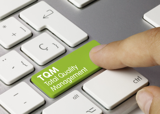 TQM Управління якістю Написано на зеленому ключі металевої клавіатури. Клавіша натискання пальця
. - Фото, зображення