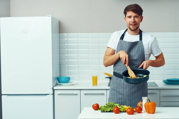 Muž vařit všechny pracovníky vaření jídlo kuchyně recept  - Fotografie, Obrázek