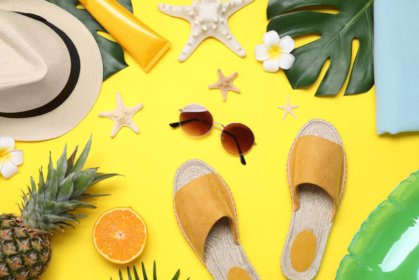 Beach accessories on yellow background, flat lay - Foto, afbeelding