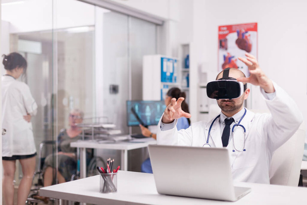 Młody lekarz korzystający z gogli wirtualnej rzeczywistości - Zdjęcie, obraz