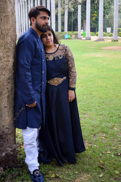 New Delhi India 25 Novembre 2019 - Una coppia posa per il servizio fotografico pre-matrimonio all'interno del Lodhi Garden Delhi, un famoso punto di riferimento turistico a Nuova Delhi India, per il servizio fotografico pre-matrimonio - Foto, immagini