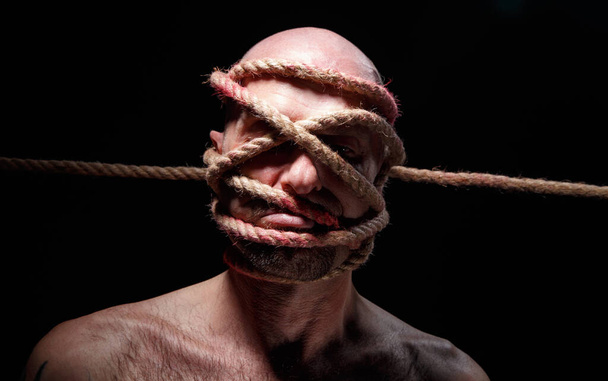 Retrato de homem adulto careca ligado com corda no rosto - Foto, Imagem