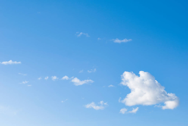 ясное голубое небо с облаками - Фото, изображение