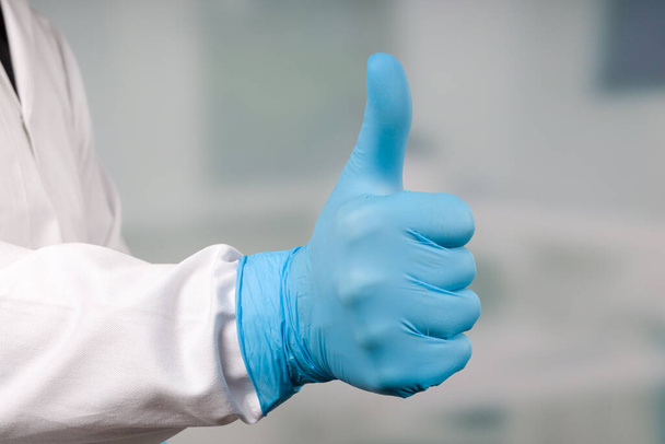 Close up de mãos em luvas médicas mostra polegares para cima - Foto, Imagem