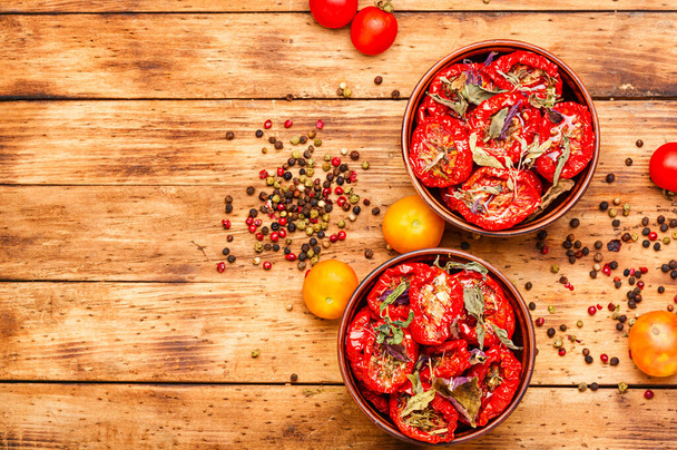Zongedroogde tomaten met kruiden en specerijen - Foto, afbeelding